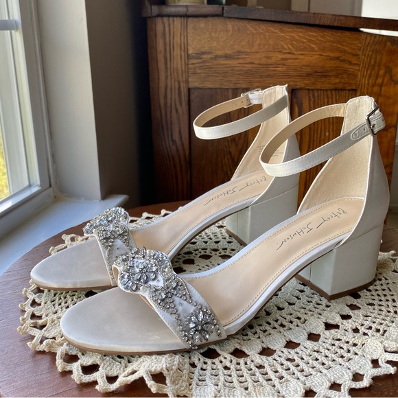 NEW Betsy Johnson Elegant White and Silver Women's Heels Size 10 NWT - Picture 1 of 16